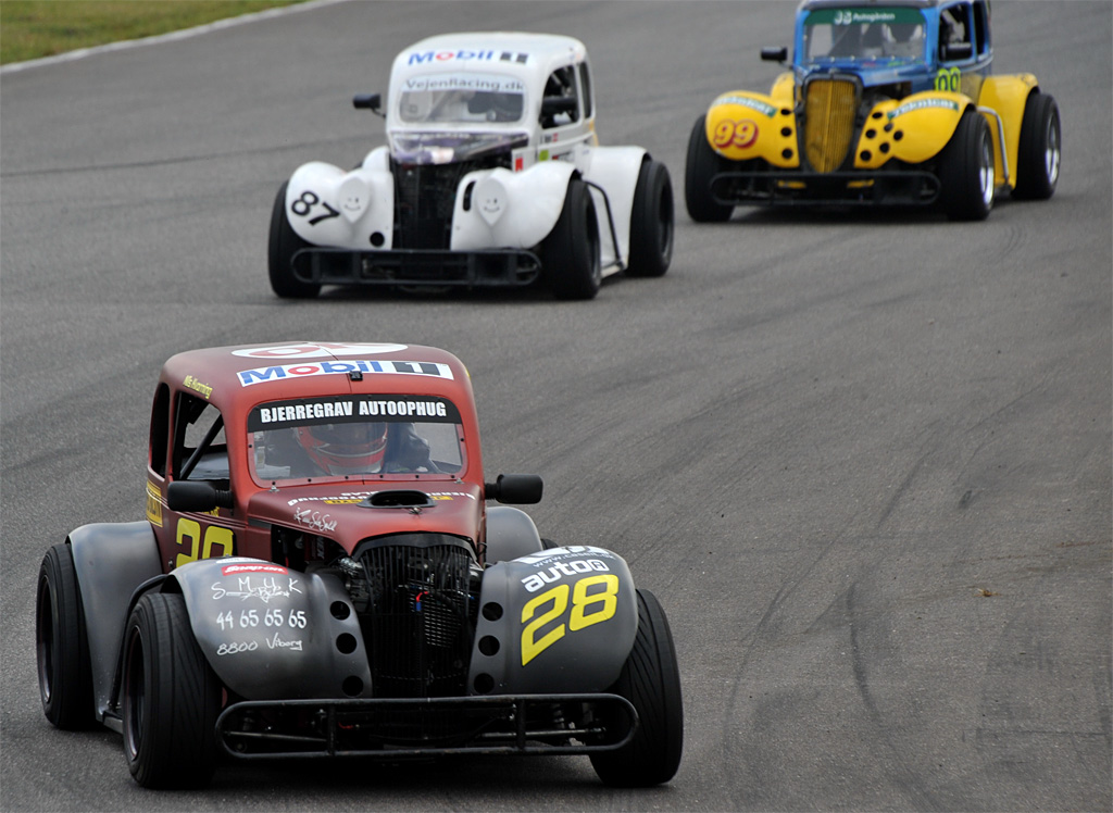 Nils Kvorning holdt med to sejre ud af seks mulige fortsat fat i sin føring i OK Mobil 1 Legend Car Cuppen